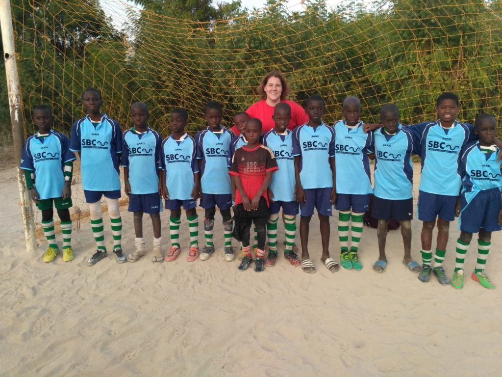 Vor einiger Zeit haben wir einen Trikotsatz an die Hilfsorganisation „Hilfe für Senegal“ übergeben.